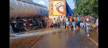 ¿Olvidaron la tragedia de Tasajera?: En accidente de Tránsito en Bolívar, saquean cerveza en medio de fuga de combustible de camión cisterna 2 Gd 6P8sWEAAcA8m