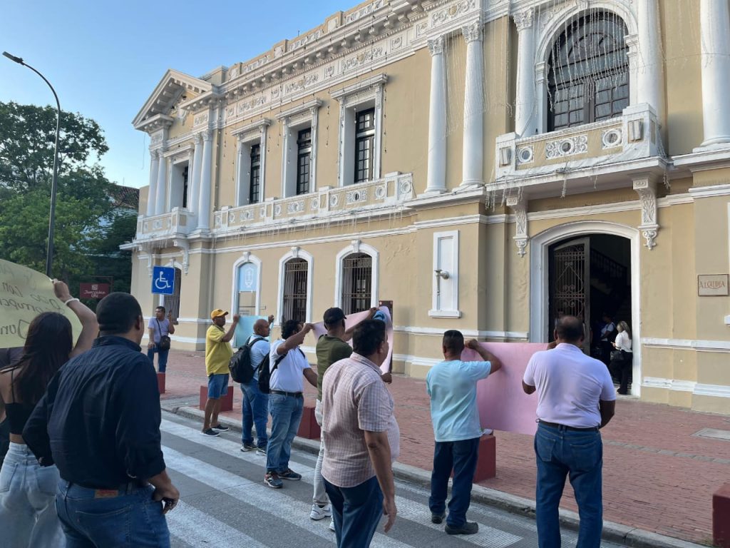 Propietarios de Santa María del Mar exigen regularización de certificaciones en la alcaldía de Santa Marta 2 WhatsApp Image 2024 12 04 at 7.14.23 PM