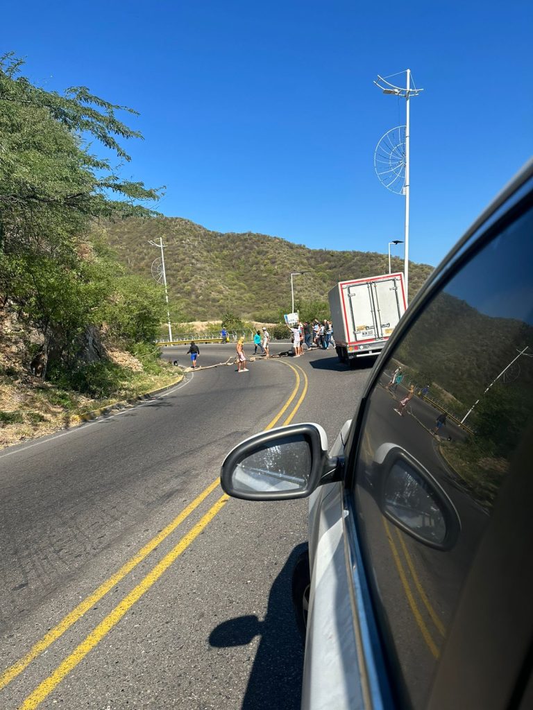 ¿Qué dice el alcalde Pinedo? bloqueada la vía Ziruma en protesta por ocho días sin servicio de agua 1 WhatsApp Image 2024 12 15 at 09.59.33 1