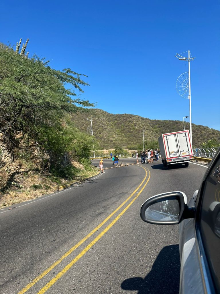 ¿Qué dice el alcalde Pinedo? bloqueada la vía Ziruma en protesta por ocho días sin servicio de agua 2 WhatsApp Image 2024 12 15 at 09.59.34