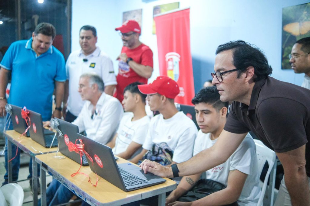 Gobernador Eduardo Verano entregó 330 computadores en las seis sedes de la IUB en el Atlántico 2 a17f124c 8020 4990 aa98 09a8af752894