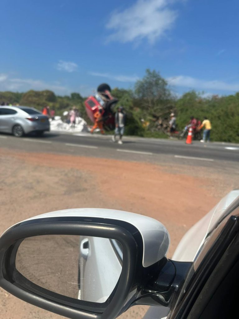 Accidente de tránsito en la Vía Barranquilla - Santa Marta habría dejado personas fallecidas y heridas. Saqueo por parte de la comunidad 12 a49371e4 6f1a 4701 a9ec 1d2b4ad0b385
