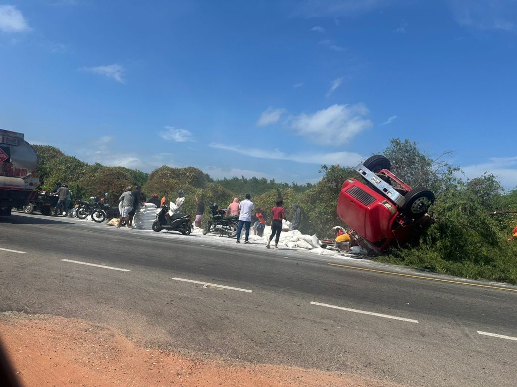 Accidente de tránsito en la Vía Barranquilla - Santa Marta habría dejado personas fallecidas y heridas. Saqueo por parte de la comunidad 16 aa765362 131b 4a65 8489 5c2c87311ef4