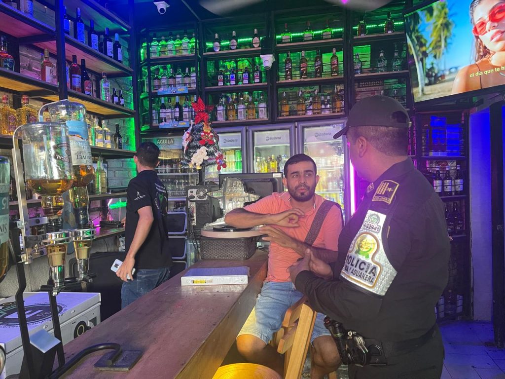 Policía Fiscal y Aduanera de Santa Marta llama a la ciudadanía a denunciar venta irregular de licores en esta temporada navideña 4 ac44c41d 3e71 4ea2 9a2e 5f5a4e7bedce