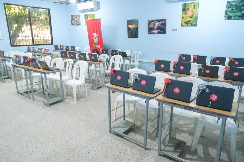 Gobernador Eduardo Verano entregó 330 computadores en las seis sedes de la IUB en el Atlántico 1 eceb4d39 0644 4abe b924 a2f69e7f5101