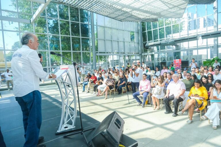 Eduardo Verano presenta avances y proyecciones de desarrollo para el Atlántico en 2025 1 02f0baa1 978c 4015 ab52 88f0cce2173a 768x512 1