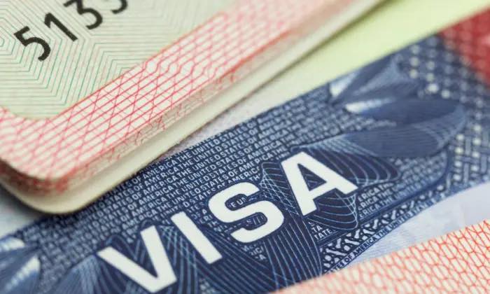 Varados frente a la Embajada de EE.UU. en Bogotá: colombianos esperan respuesta tras suspensión de trámites de visa 1 475012072 122106010202731832 8434139932237468562 n