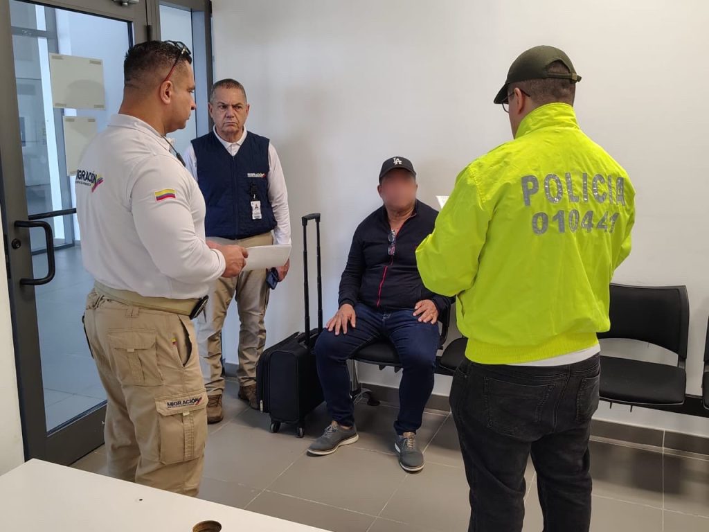 Capturan a hombre requerido por narcotráfico en EE.UU. en el Aeropuerto Ernesto Cortissoz de Barranquilla 1 GgYc3fBX0Ak6nSZ