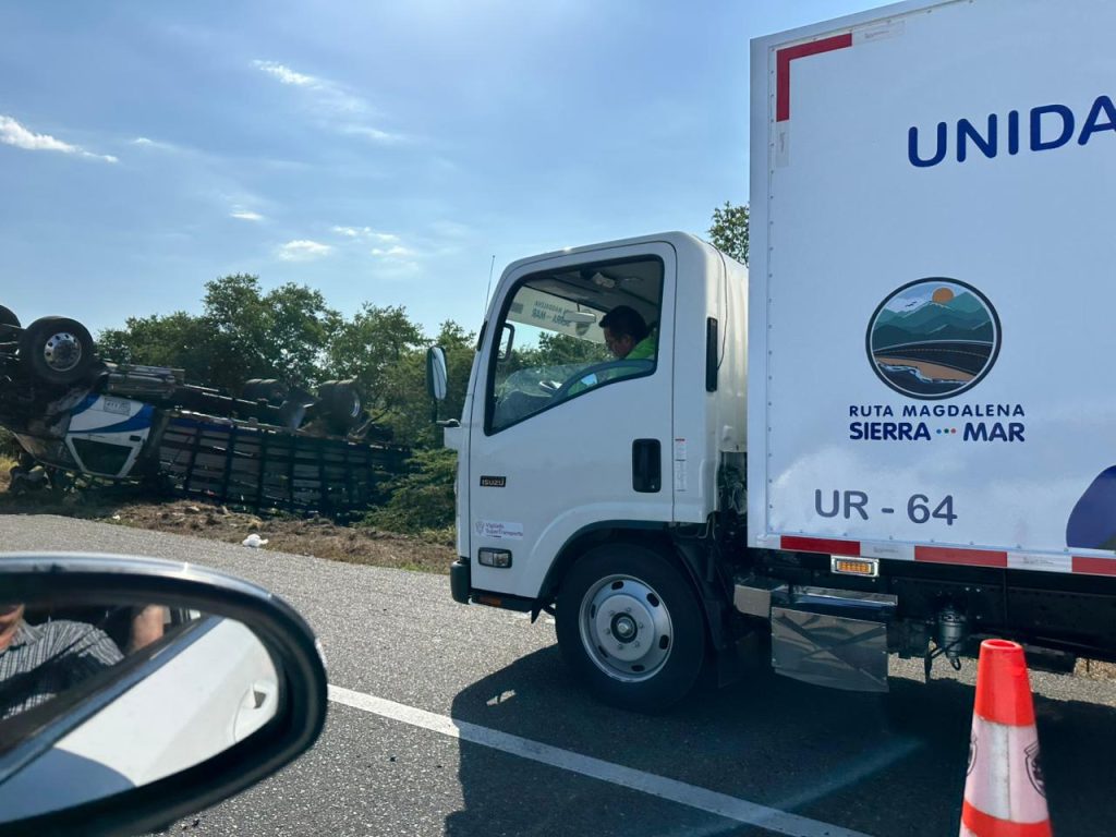 Accidente de tránsito en la Vía Tasajera deja un camión volcado y a su conductor lesionado 2 ae0c72ca 457b 41e0 9ba1 39cb85eeee46