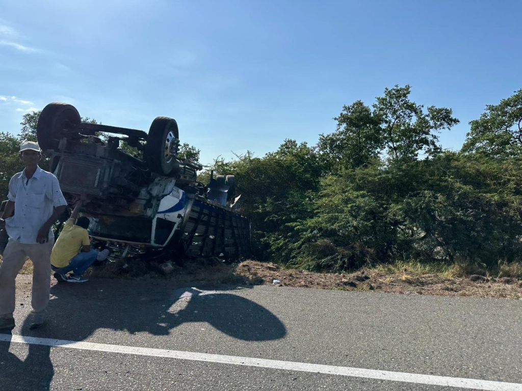Accidente de tránsito en la Vía Tasajera deja un camión volcado y a su conductor lesionado 1 c28ef130 327f 492e 8e67 62dd00697ade