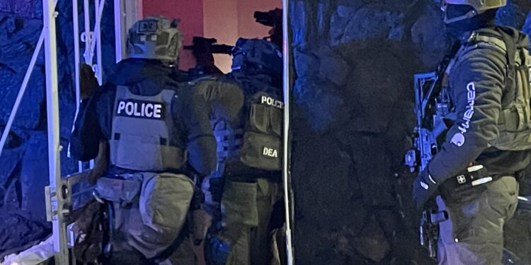 Redada en fiesta privada en Denver: Detienen a 50 migrantes vinculados al Tren de Aragua 1 policia denver e1737915281332 750x375 1