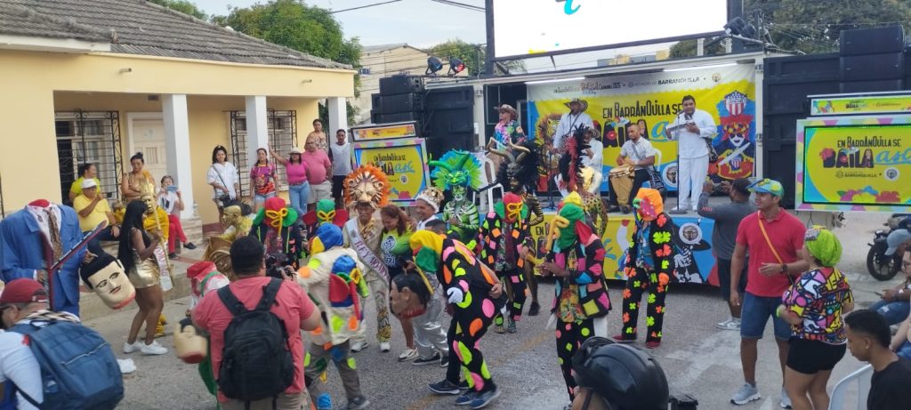 Comunidad del Barrio Abajo revive la historia del carnaval en el “Asalto de los Disfraces y los Colectivos” 1 Barrio Abajo 2