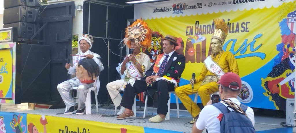 Comunidad del Barrio Abajo revive la historia del carnaval en el “Asalto de los Disfraces y los Colectivos” 3 Barrio Abajo 4