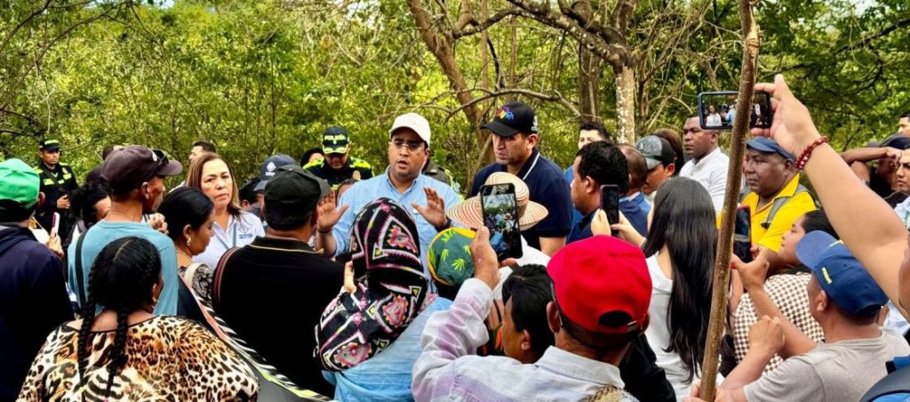 El gobernador Jairo Deluque dialogando con los protestantes en la tarde de este martes momentos previos para levantar el bloqueo