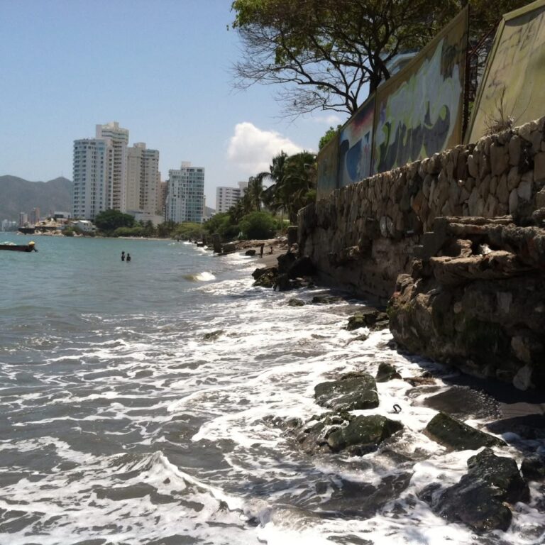 Lo advirtió exalcaldesa Johnson: Por terquedad de la ANLA, Punta Gloria está al borde de desaparecer y erosión avanza hacia otras playas 2 Erosion en Playa Salguero Santa Marta