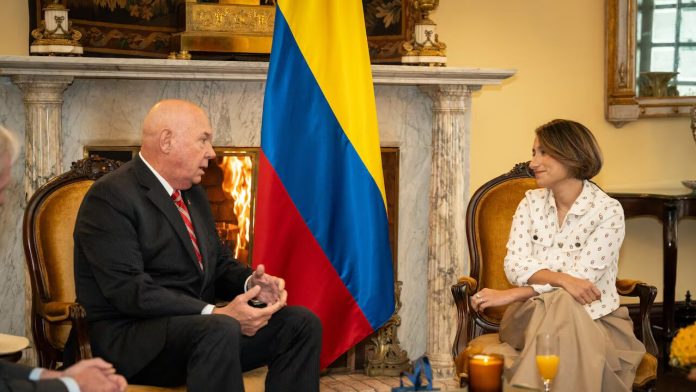 Laura Sarabia y John Mcnamara