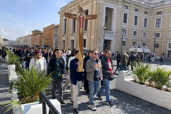 PLAZA SAN PEDRO ORACION PAPA.jpg