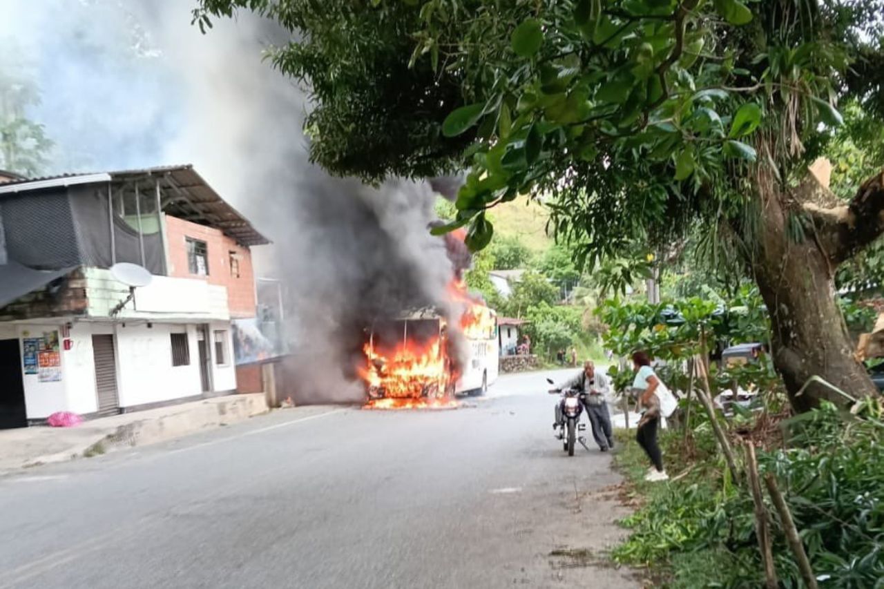 Transportadores piden activar póliza antiterrorismo ante ataques del ELN 1 Transportadores piden activar poliza antiterrorismo ante ataques del ELN
