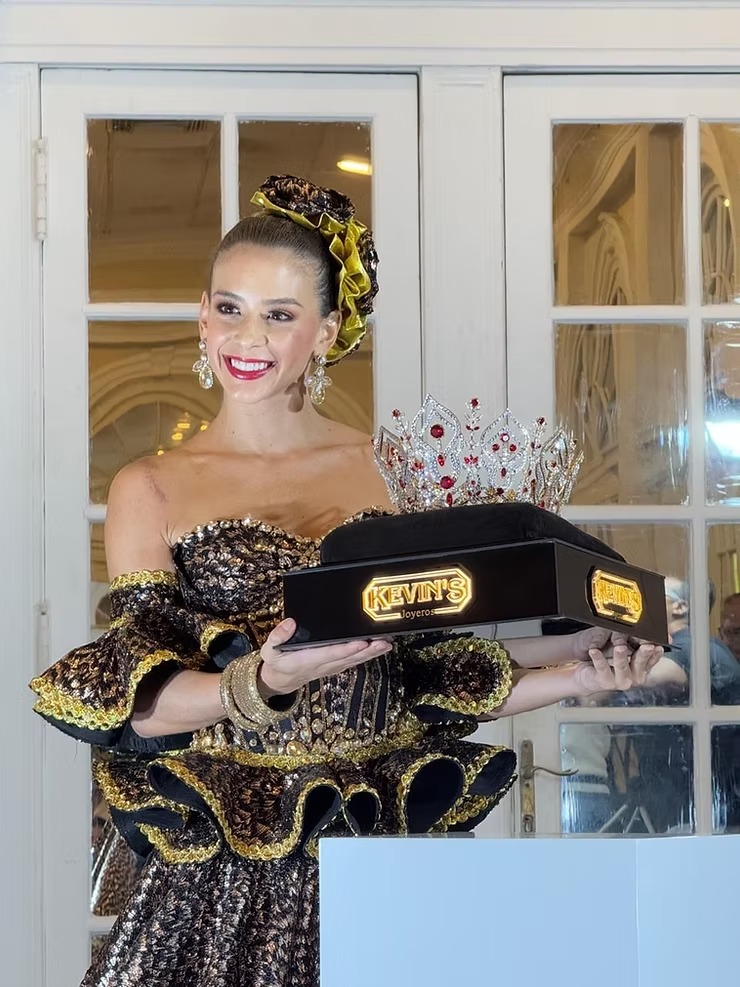 Tatiana Angulo Fernández de Castro recibe la emblemática corona 'Pasión de Carnaval' como Reina del Carnaval 2025 2 WhatsApp Image 2025 02 24 at 1.11.22 PM