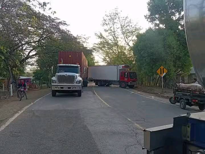 Bloqueo en la vía entre Carmen de Bolívar y Zambrano por protesta de camióneros y comunidad del Salado 1 d5cac0eb e962 467b 9de2 863866bbbb53