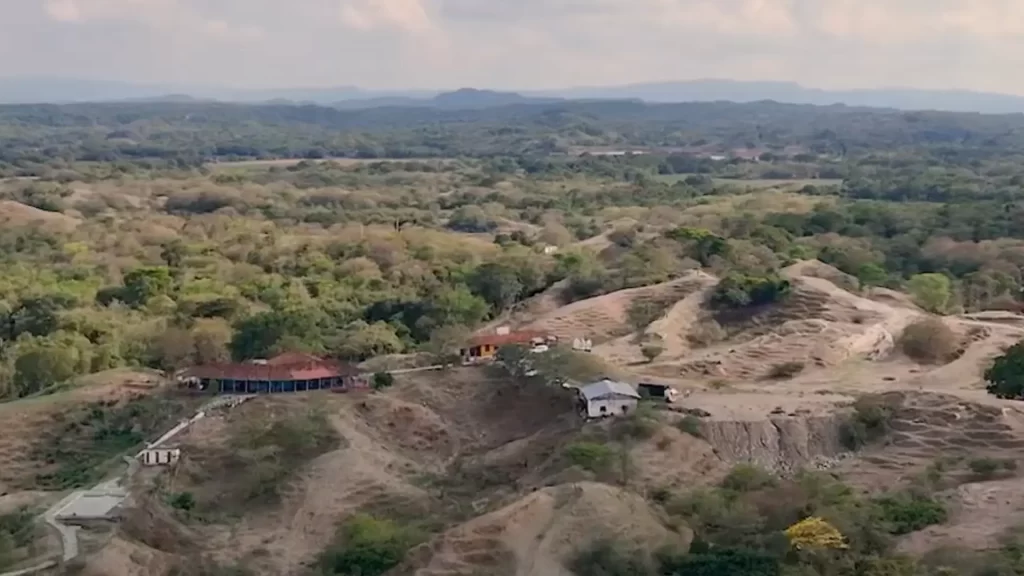 Recuperan lujosa hacienda de exnarco Gonzalo Rodríguez Gacha y la entregan a campesinos en Tolima 1 hacienda gacha