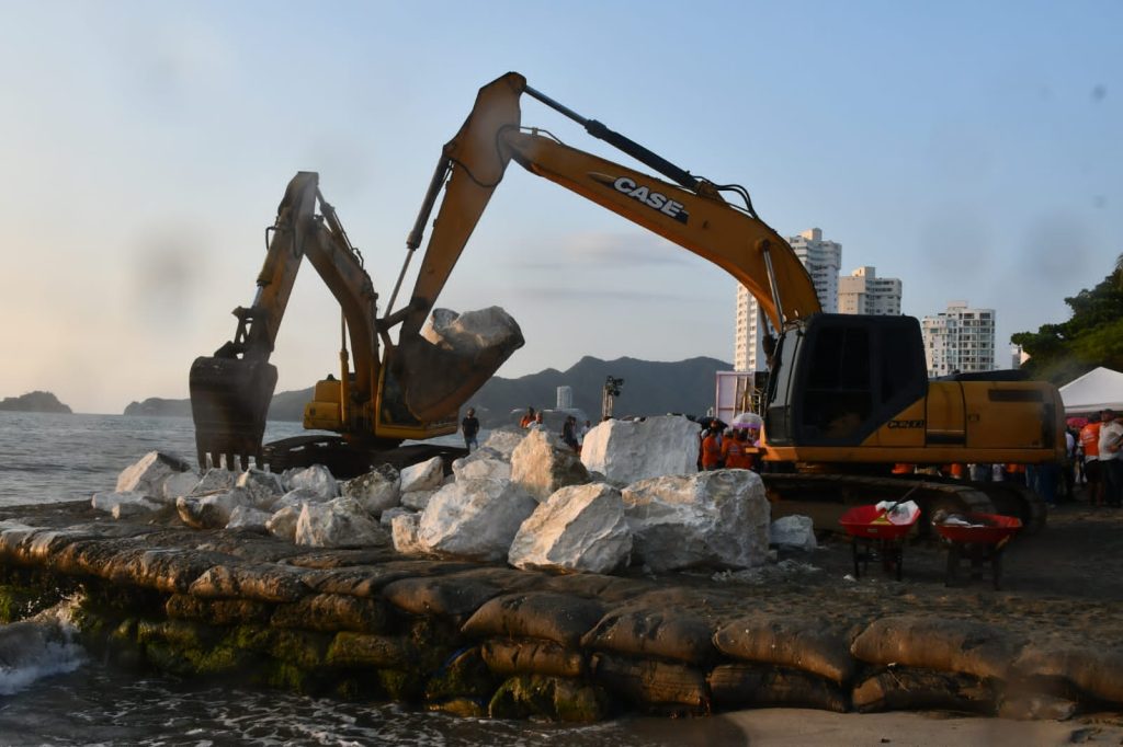 Lo advirtió exalcaldesa Johnson: Por terquedad de la ANLA, Punta Gloria está al borde de desaparecer y erosión avanza hacia otras playas 1 ¡Iniciaron las obras Playa Salguero volvera a ser destino turistico de Santa Marta 8 1024x682 1