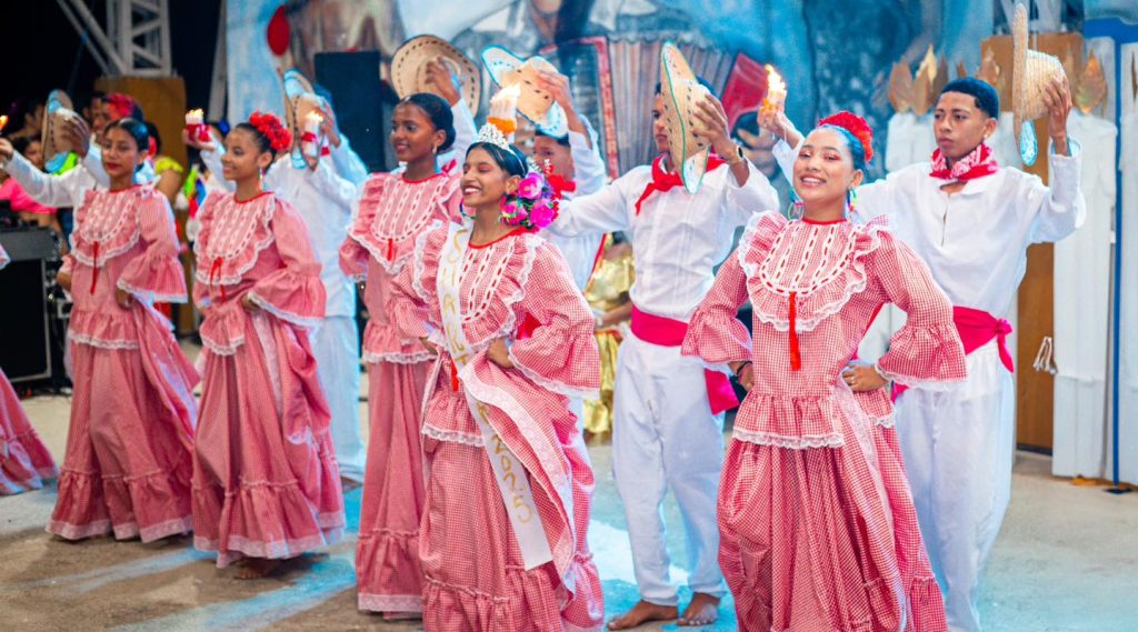 El Retén vive una noche mágica con la coronación de María Ángell Polo Marriaga como Reina Central del Carnaval 2025 19 480708490 970565865209273 7252922757459539042 n