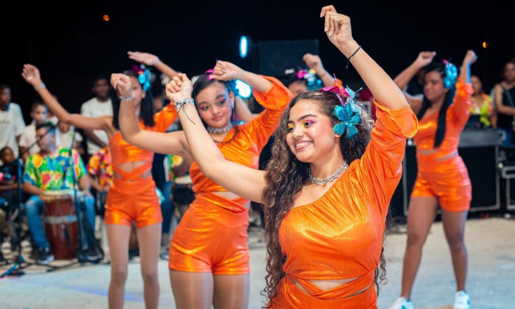 El Retén vive una noche mágica con la coronación de María Ángell Polo Marriaga como Reina Central del Carnaval 2025 15 480711518 970565615209298 4725086560911844396 n