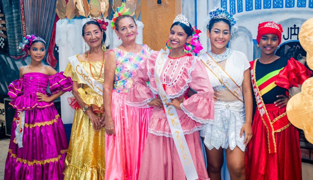 El Retén vive una noche mágica con la coronación de María Ángell Polo Marriaga como Reina Central del Carnaval 2025 10 481227454 970566005209259 4421501388307464211 n