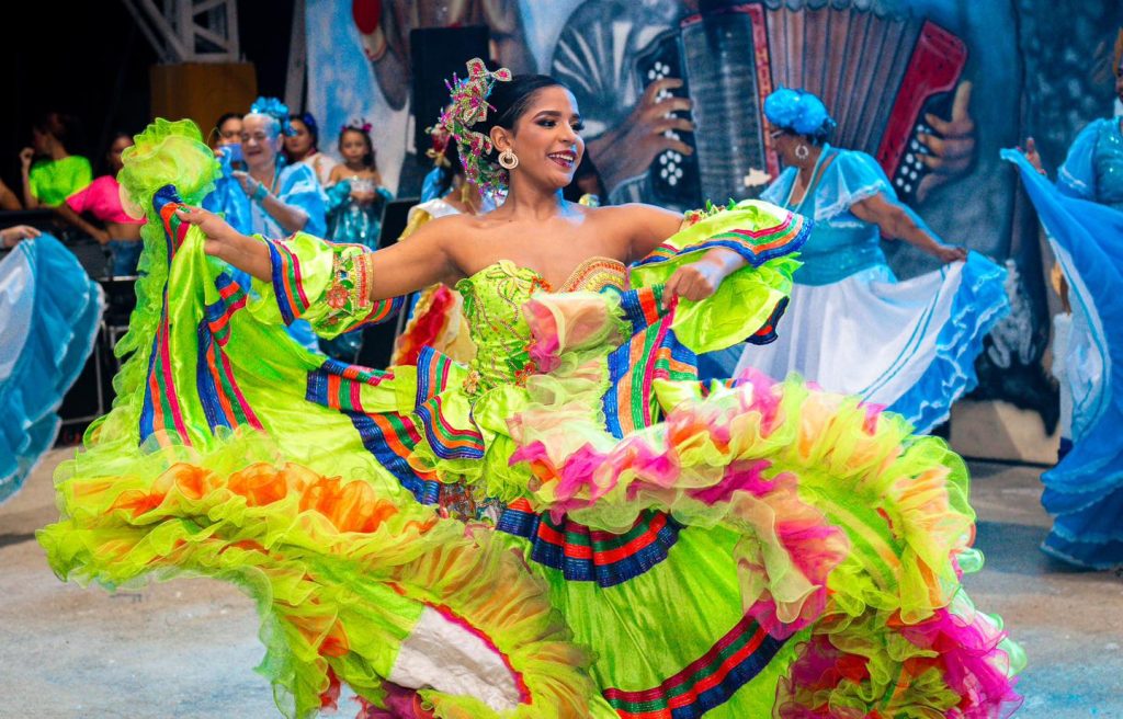 El Retén vive una noche mágica con la coronación de María Ángell Polo Marriaga como Reina Central del Carnaval 2025 5 481457474 970566015209258 4588362111194784196 n