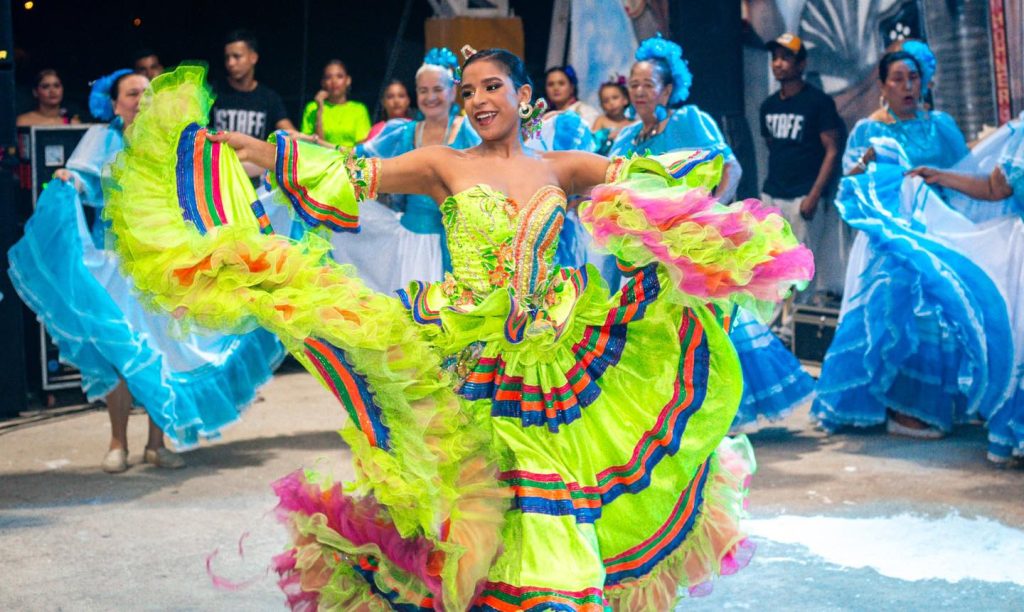 El Retén vive una noche mágica con la coronación de María Ángell Polo Marriaga como Reina Central del Carnaval 2025 11 481664887 970565868542606 1371321827351012279 n