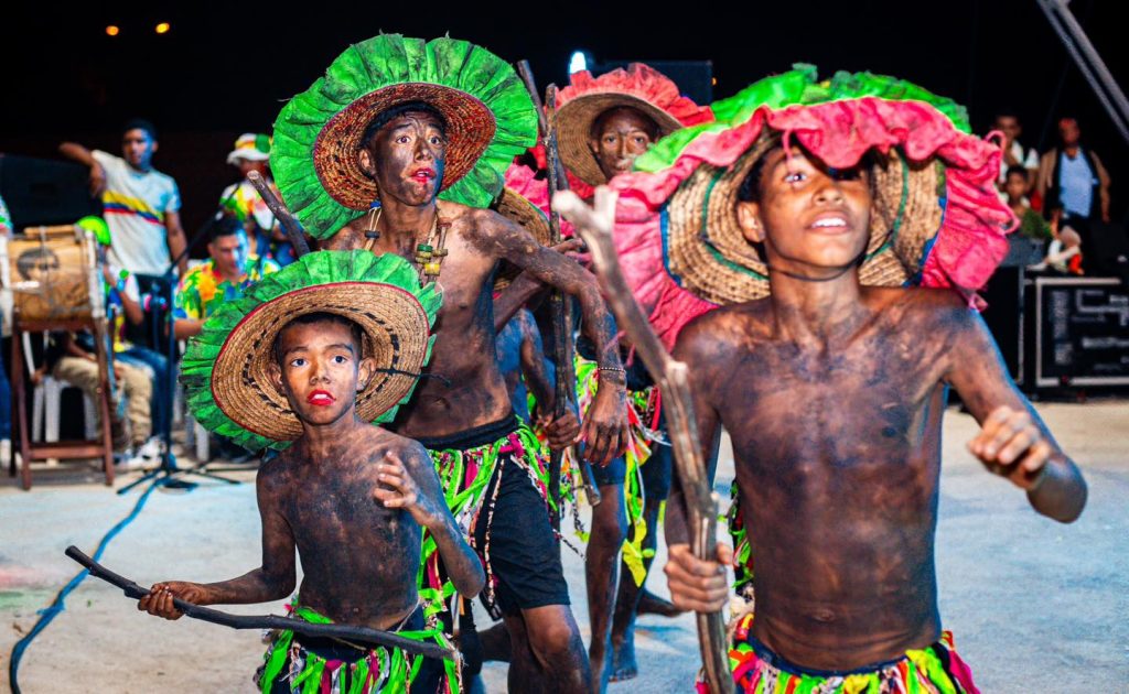 El Retén vive una noche mágica con la coronación de María Ángell Polo Marriaga como Reina Central del Carnaval 2025 20 481822812 970565898542603 2400368075542236353 n