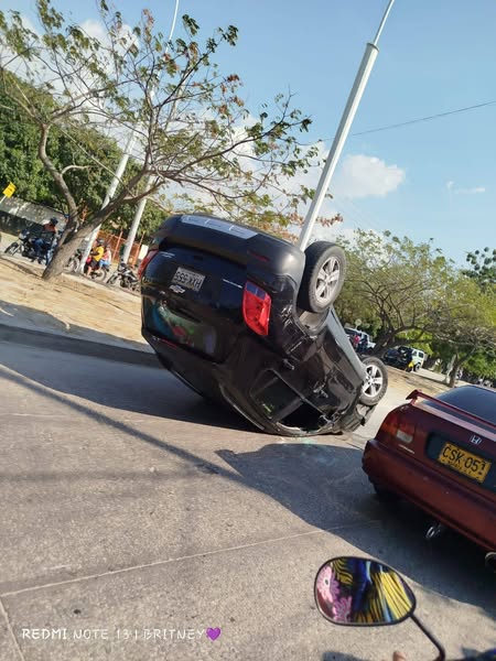 Accidente de Tránsito en Santa Marta: Camioneta se volcó frente al Centro Comercial Buenavista 1 482320099 975466158107828 206544641537803126 n