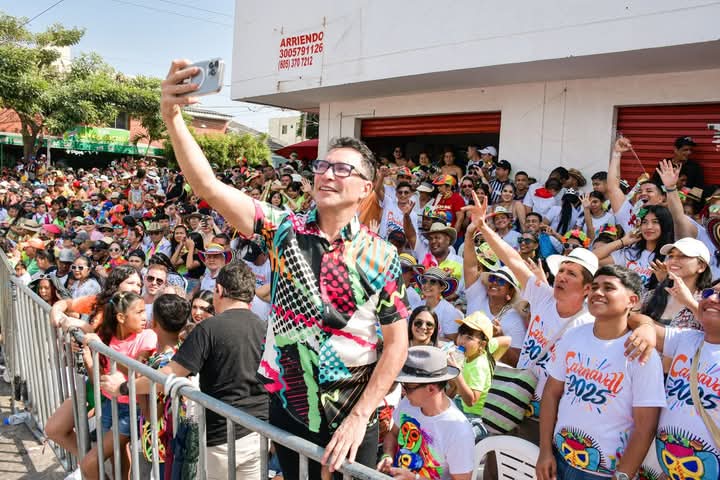 Carlos Caicedo disfrutó desde el bordillo la Batalla de Flores de la 44 3 FB IMG 1740884823067