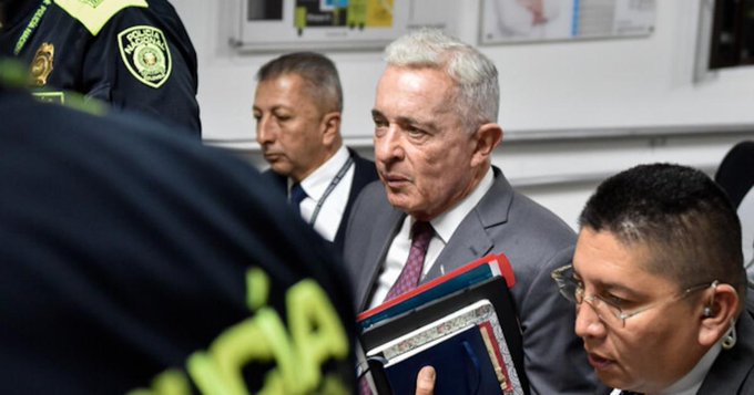 Otro "gallo" le sale al juicio contra Álvaro Uribe: Fiscalía muestra video pornográfico durante audiencia 2 GleHRThXIAE52Nb