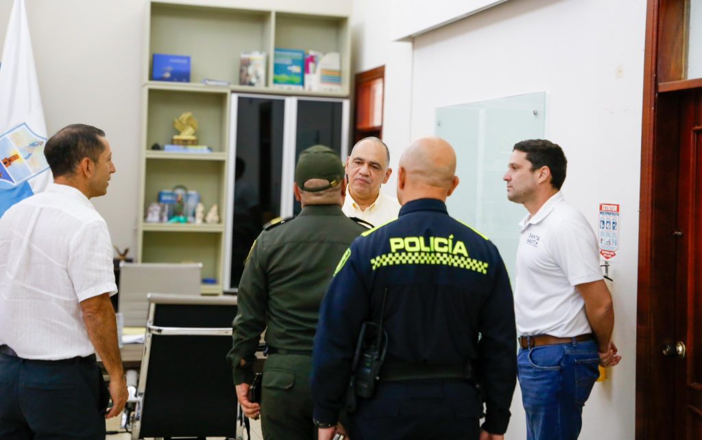 Bienvenida al nuevo comandante de la Policía de Santa Marta, Coronel Jaime Ríos 3 GmljSnAWMAAXStl 1