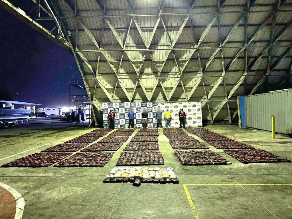 Armada de Colombia incauta 1.2 toneladas de marihuana tras intensa persecución en el Pacífico 1 GnPwyQ5XQAAi X6