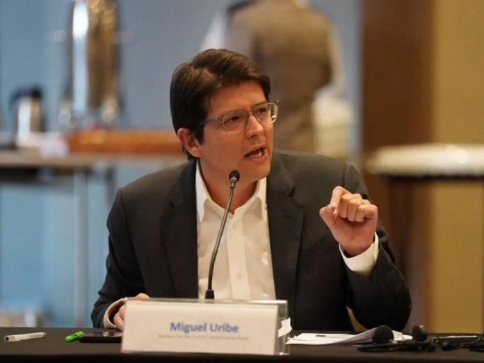 Miguel Uribe critica a Petro.