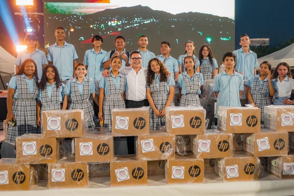 Con 19.000 Computadores del Cambio, Caicedo alcanzó para el Magdalena la mayor inversión en tecnología educativa en su historia, con la que logró cerrar la brecha digital 5 WhatsApp Image 2025 03 07 at 8.59.33 AM 1