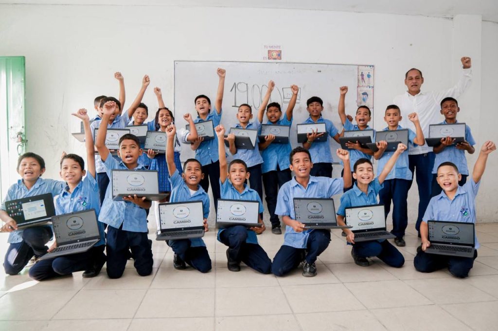 Con 19.000 Computadores del Cambio, Caicedo alcanzó para el Magdalena la mayor inversión en tecnología educativa en su historia, con la que logró cerrar la brecha digital 6 WhatsApp Image 2025 03 07 at 8.59.33 AM
