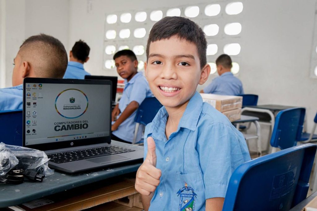 Con 19.000 Computadores del Cambio, Caicedo alcanzó para el Magdalena la mayor inversión en tecnología educativa en su historia, con la que logró cerrar la brecha digital 7 WhatsApp Image 2025 03 07 at 8.59.35 AM