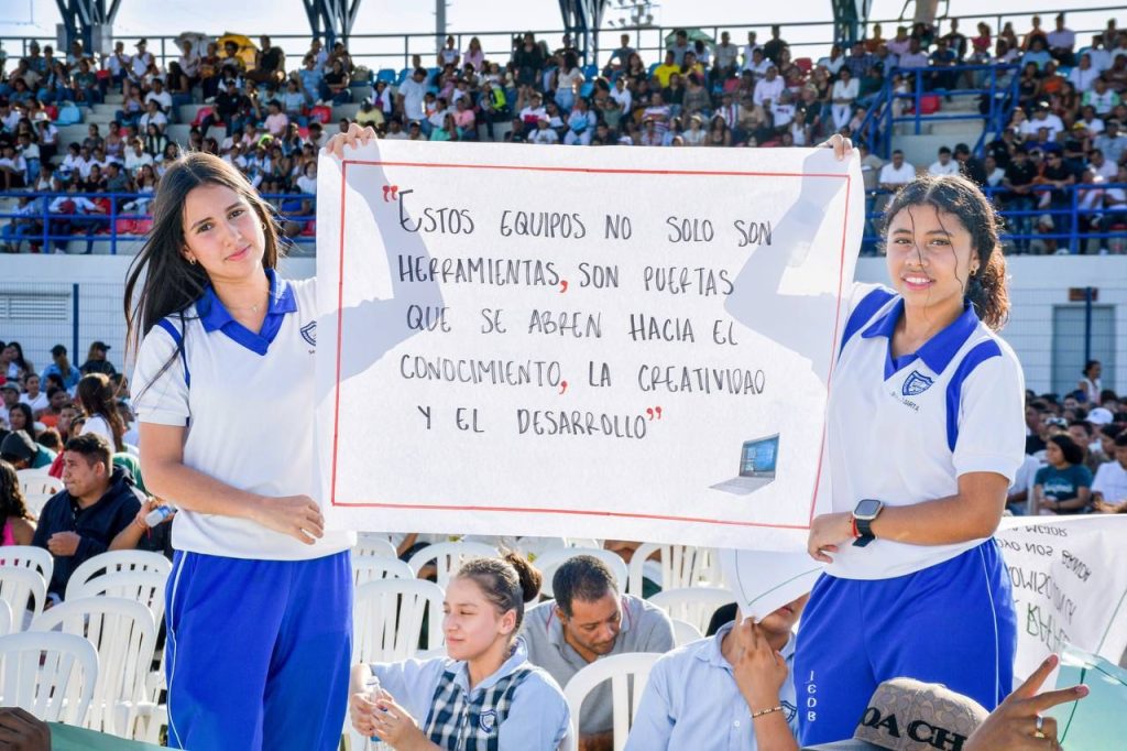 Con 19.000 Computadores del Cambio, Caicedo alcanzó para el Magdalena la mayor inversión en tecnología educativa en su historia, con la que logró cerrar la brecha digital 9 WhatsApp Image 2025 03 07 at 8.59.36 AM