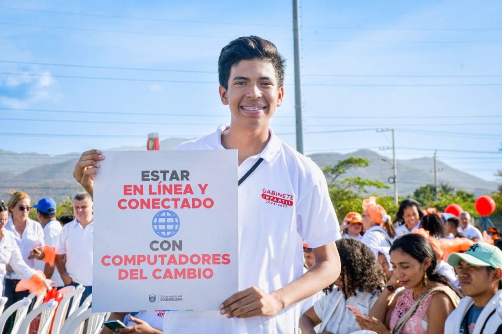Con 19.000 Computadores del Cambio, Caicedo alcanzó para el Magdalena la mayor inversión en tecnología educativa en su historia, con la que logró cerrar la brecha digital 8 WhatsApp Image 2025 03 07 at 8.59.37 AM 1