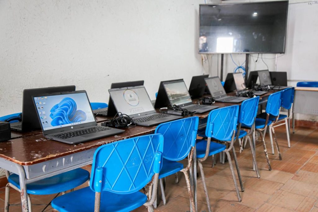 Con 19.000 Computadores del Cambio, Caicedo alcanzó para el Magdalena la mayor inversión en tecnología educativa en su historia, con la que logró cerrar la brecha digital 10 WhatsApp Image 2025 03 07 at 8.59.37 AM
