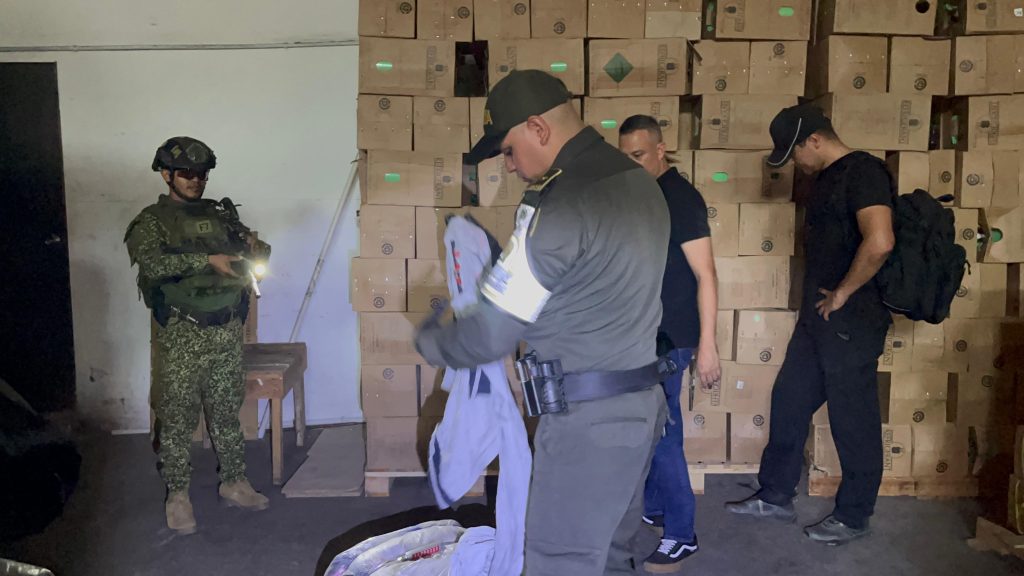 Policía Metropolitana de Barranquilla continúa la lucha frontal contra el contrabando de textiles y calzado 2 aa8150ac 4f80 40db a98b 618f02298932