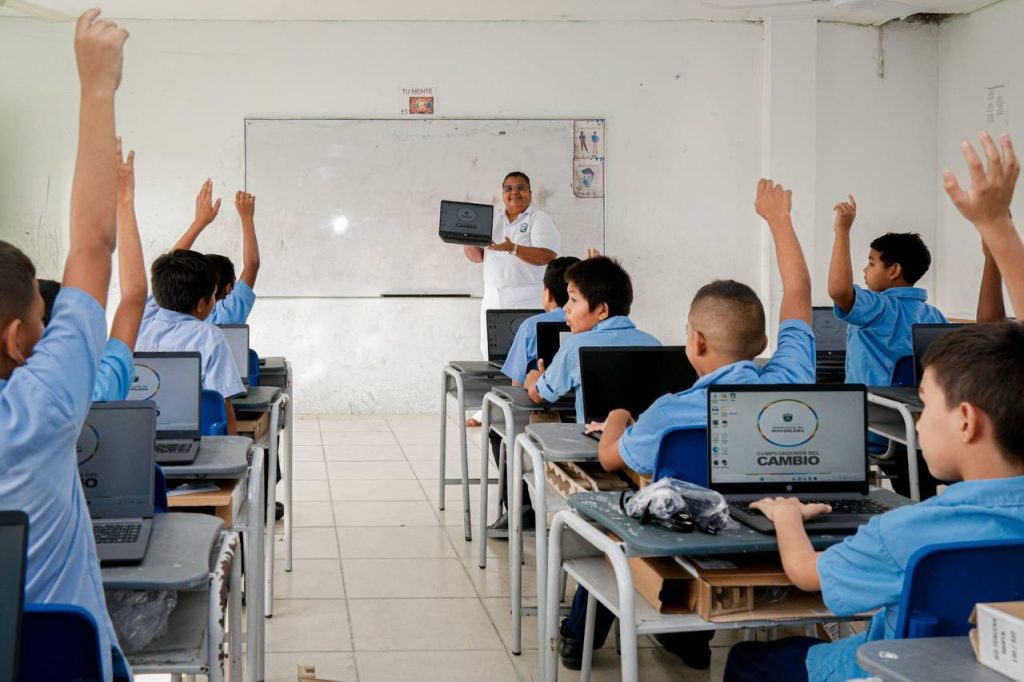 “Como no fueron capaces sus jefes, entonces calumnian para desdibujar logros como el que cerró la brecha digital con los 19.000 Computadores del Cambio”: gobernador Martínez 1 c077f536 38cb 4788 90e3 87ce80251013