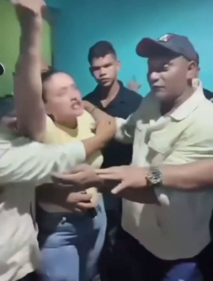 Peter Manjarrés enfrentó incómodo incidente en pleno show: mujer con letrero lo trata de HP 1 poster