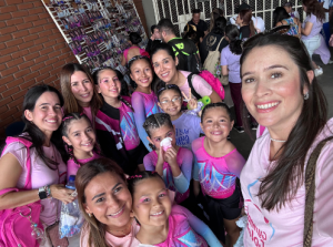 Los padres de familia orgullosos de sus campeonas.