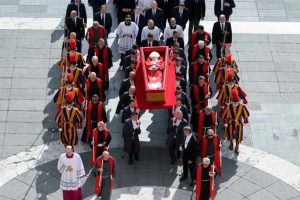 El último adiós a Francisco: el Vaticano despide a un pastor del pueblo 2 GpNcmP7WgAAAwPB 1024x682 1