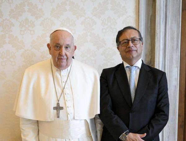 Papa Francisco junto al presidente Gustavo Petro